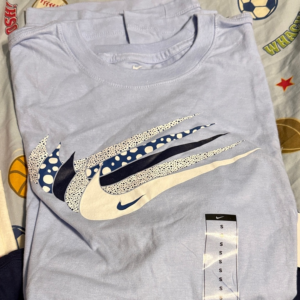 SET OF 5 BRAND NEW NIKE Adult
Assorted Graphic T-Shirts in Red, Blue, and Green - Picture 3 of 6